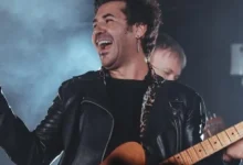 Vocalista de Verde 70 en concierto en Riobamba