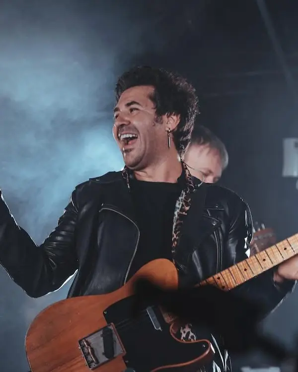 Vocalista de Verde 70 en concierto en Riobamba