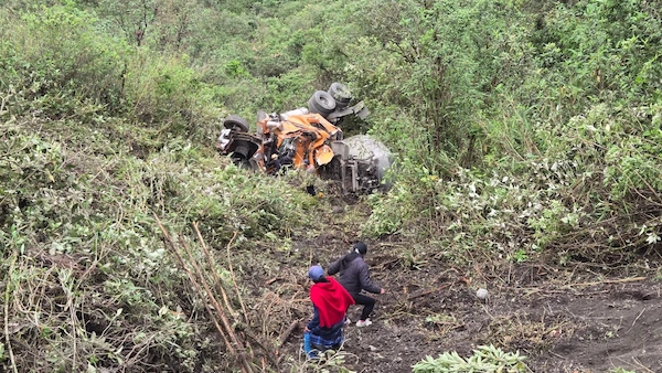 Accidente en Pallatanga; se trataría de un camión que transportaba cemento