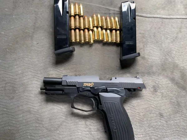 69 municiones calibre 9 mm.