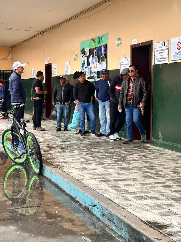 Afluencia de gente en la Unidad Educativa Nicanor Larrea