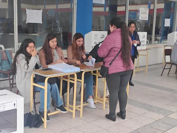Inicia la jornada electoral en el salesianos con lluvias