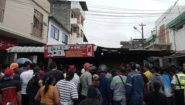 Hombre muere asesinado en su local de celulares
