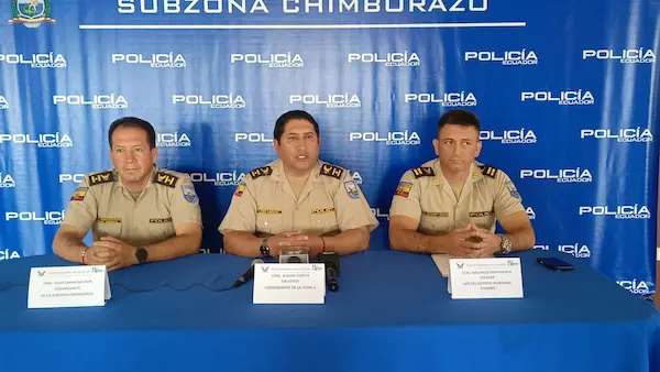 Crnl. Waldo Zurita Gallegos, comandante de la Zona 3, acompañado del Crnl. Julio Camacho Pilpe, comandante de la Subzona N°6; y, el Tcrnl. Mauricio Santamaría Salazar, jefe del Distrito Riobamba Chambo