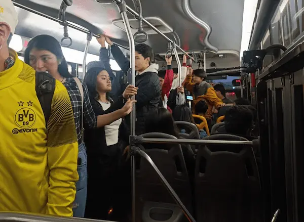 Buses con exceso de pasajeros en hora pico en Riobamba