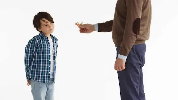 Hombre los engañaba con dulces