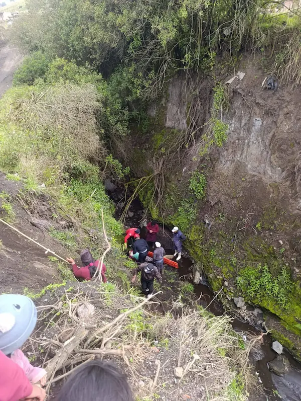 Moto con 2 personas se cayó a un barranco en Guano