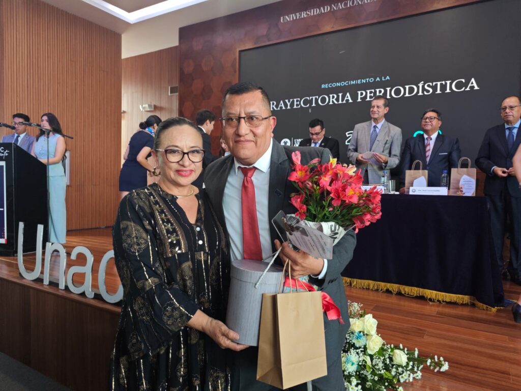 holger coca y lucy freire en la entrega del reconocimiento