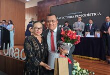 holger coca y lucy freire en la entrega del reconocimiento