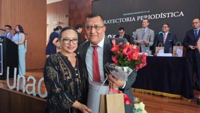 holger coca y lucy freire en la entrega del reconocimiento