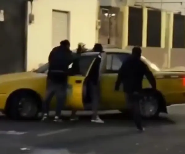 Sujetos apuñalan a un taxista tras causar un choque