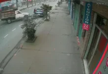 Mujer de 34 años muere en accidente tras bajar de su carro