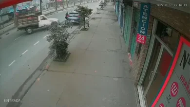 Mujer de 34 años muere en accidente tras bajar de su carro