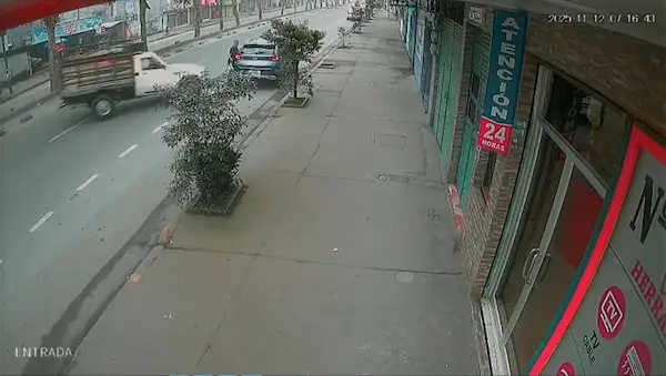 Mujer de 34 años muere en accidente tras bajar de su carro