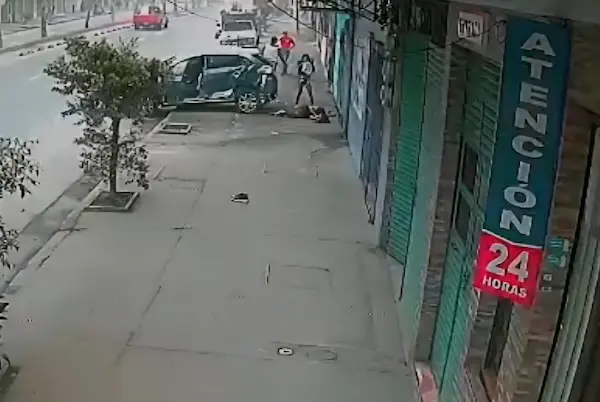 La mujer quedó tendida en el piso, mientras que del vehículo en que estaban salió otra mujer con un bebé en brazos y un hombre. Mientras que el causante se tomó la cabeza como diciendo: ¿qué hice?