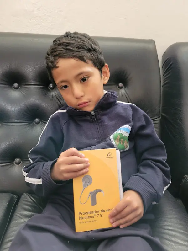 Niño de 6 años de Riobamba necesita su aparato de audición