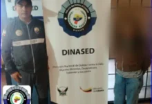 Policía de Chimborazo encontró a 7 personas irresponsables. Por ejemplo, esta chica salió a beber con sus amigos y no quería que nadie le moleste