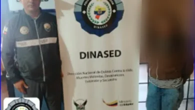 Policía de Chimborazo encontró a 7 personas irresponsables. Por ejemplo, esta chica salió a beber con sus amigos y no quería que nadie le moleste