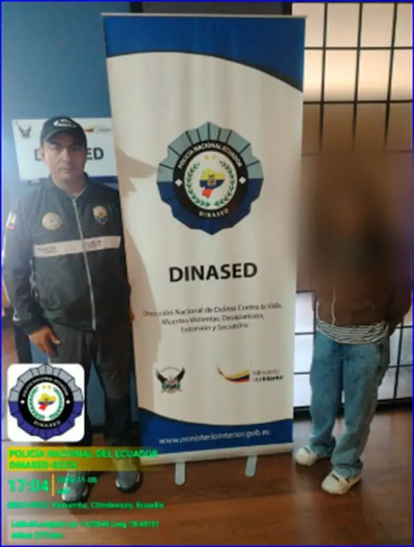 Policía de Chimborazo encontró a 7 personas irresponsables. Por ejemplo, esta chica salió a beber con sus amigos y no quería que nadie le moleste