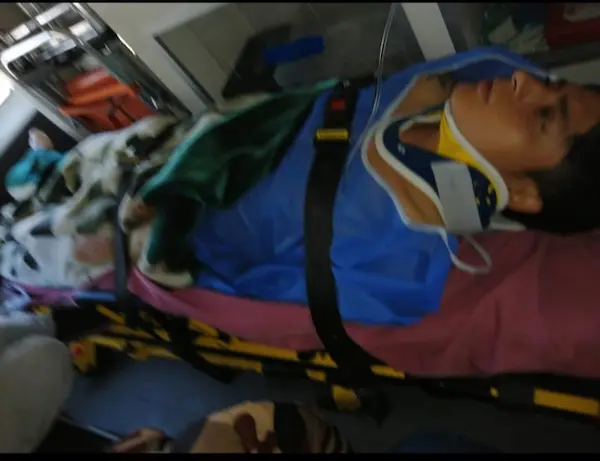 Jonathan Alexander siendo trasladado hacia un centro médico