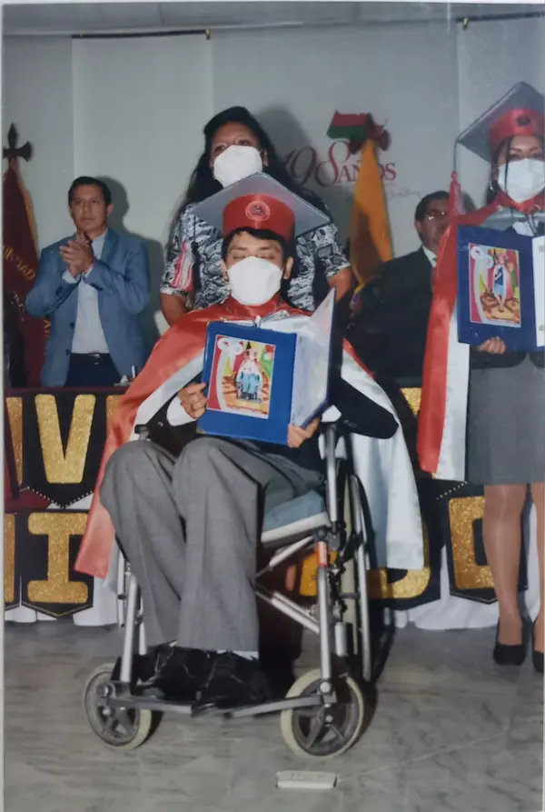 Pese a su condición su madre, orgullosa, lo hace partícipe de todo