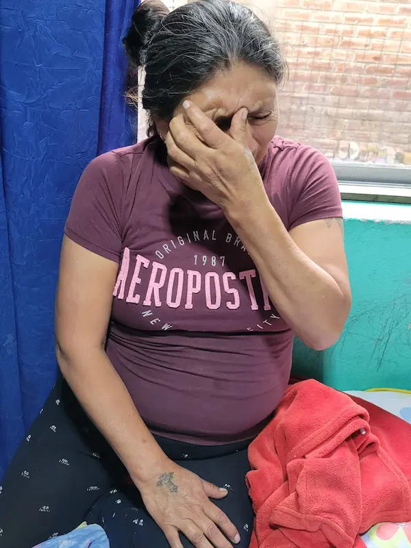 Pese a los golpes de la vida y a la indolencia de la gente, la madre todavía confía en que Dios le hará el milagro