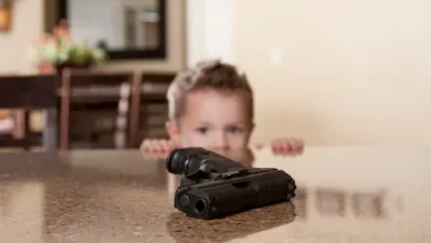 Hombre mata a su hijo de 8 años al mostrarle sus armas