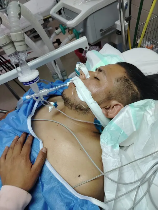 Hombre necesita USD 10000 para operación de columna