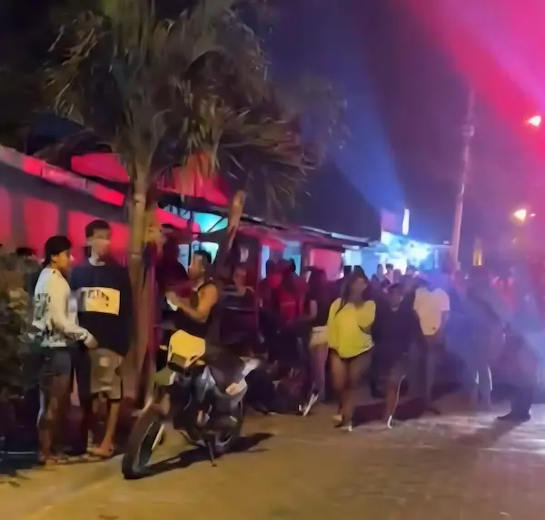 Decenas de curiosos llegaron a enterarse lo que había pasado, y tan solo saber quién fue el siguiente, pues, la muerte transita todos los días por su hermosa ciudad