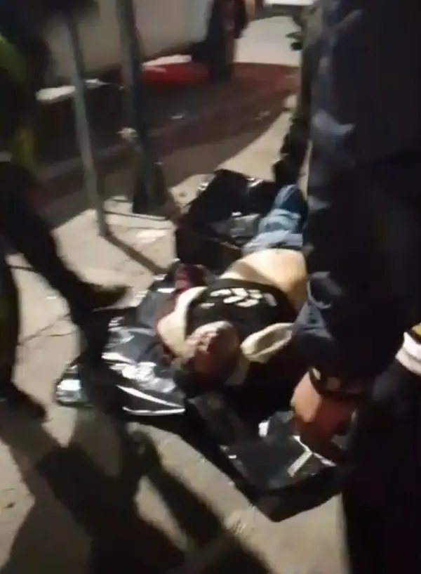 El cuerpo inerte fue colocado en una bolsa para ser subido al vehículo de Medicina Legal