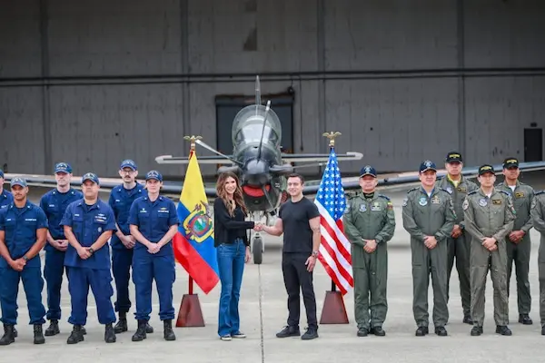 La secretaria de Seguridad Nacional de Estados Unidos, Kristi Noem, saluda al presidente de Ecuador, Daniel Noboa, en una base militar en Manta, Ecuador