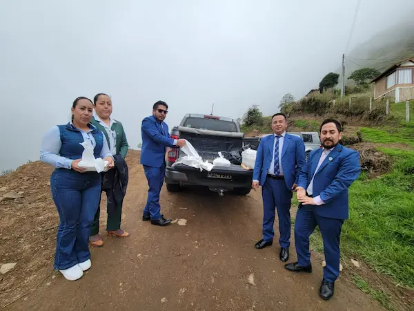 Personal de la COAC Riobamba Ltda. llevó refrigerios para apoyar a los rescatistas al pie del icónico cerro.