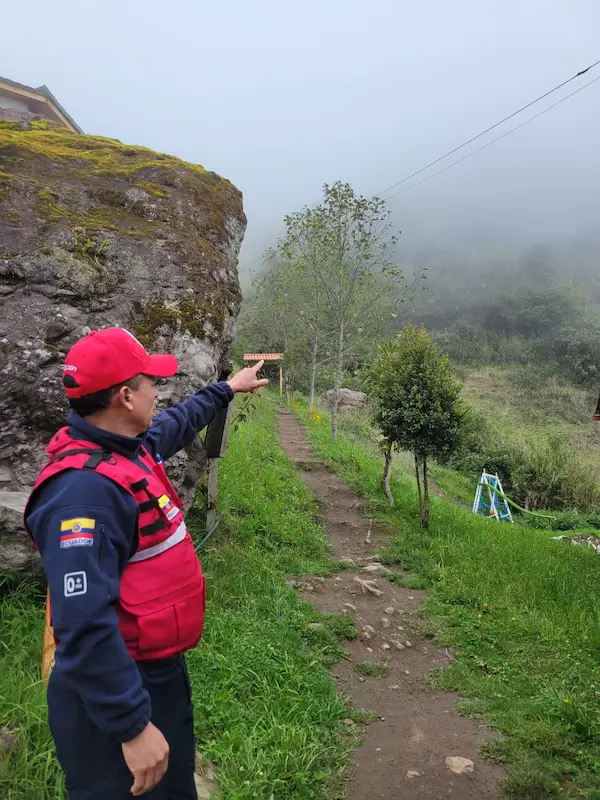 Tcrnl. (B) Germán Naranjo, jefe del Cuerpo de Bomberos del cantón Chunchi, muestra la zona ‘peinada’.