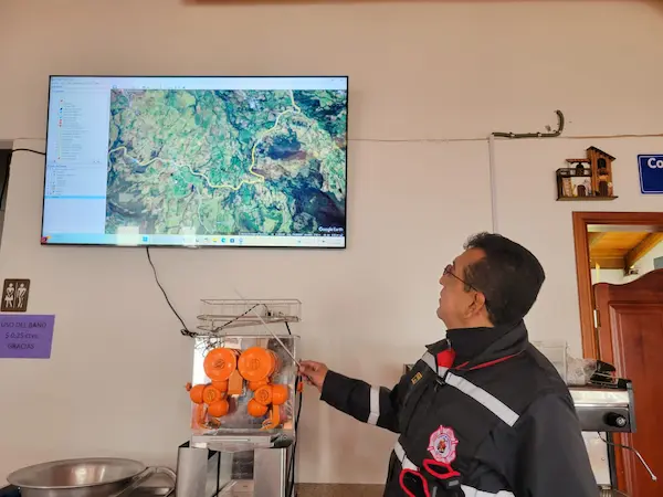 Tcrnl. (B) Hugo Arellano Mora, jefe del Cuerpo de Bomberos de Alausí, dio a conocer el trabajo desplegado y las zonas cubiertas por los rescatistas y los hallazgos.