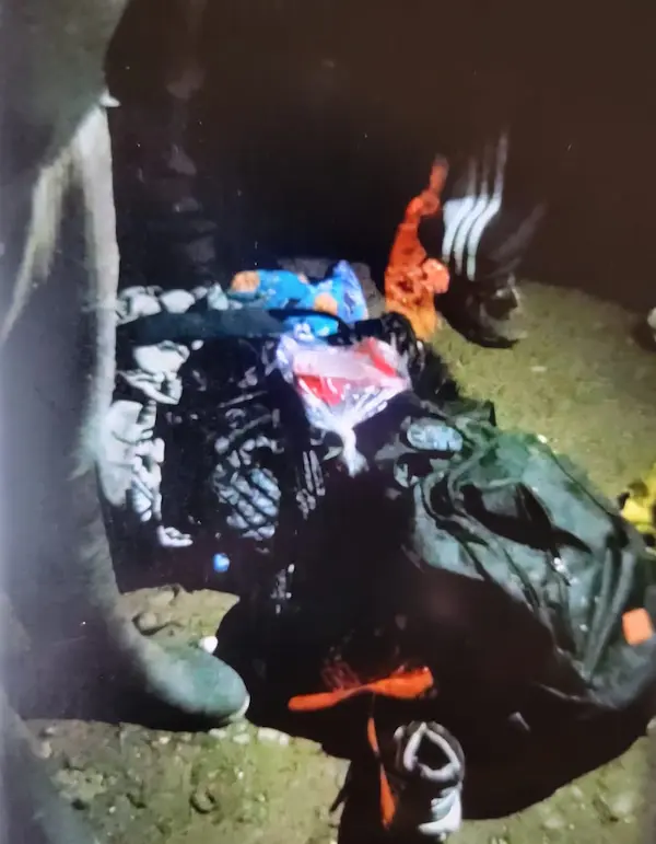 Prendas, artículos y golosina que, presuntamente, el niño habría dejado como señas, una teoría poco creíble, pero que no se descarta hasta el momento.