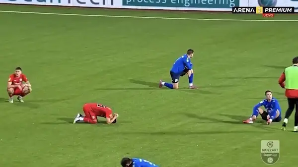 Los jugadores de ambos equipos se enteraron del hecho a los 40 minutos, lo que hizo que se desplomen sobre la cancha y se suspenda el partido