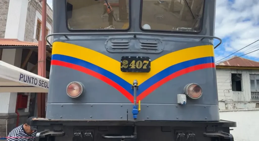 Tren de Alausí impactado por rocas; queda inoperativo temporalmente