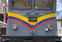 Tren de Alausí impactado por rocas; queda inoperativo temporalmente