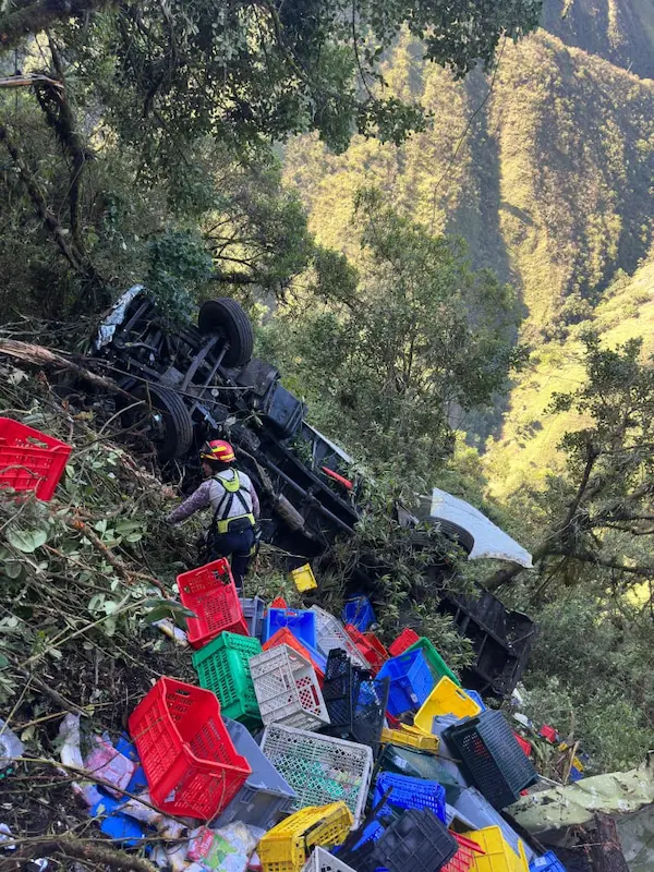 Camión cae al abismo en la vía Riobamba - Pallatanga y deja 2 muertos