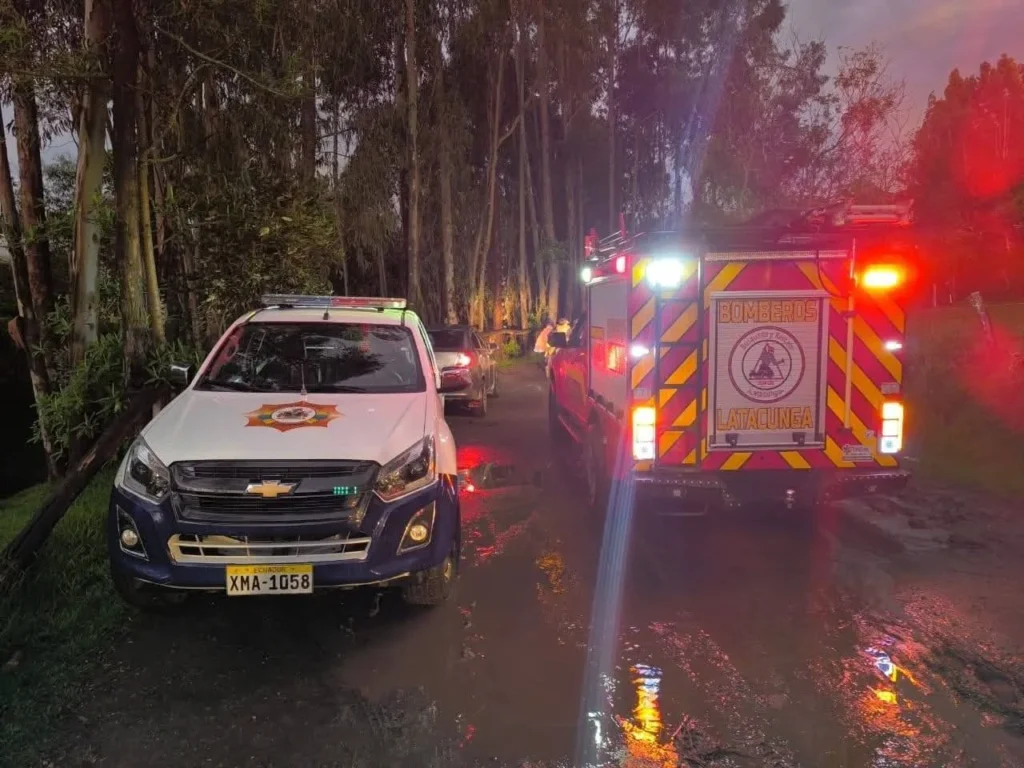 2 hombres mueren tras caer en una acequia en Latacunga.