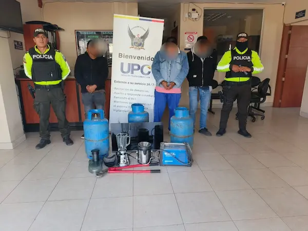 3 hombres detenidos por robo en local de Riobamba