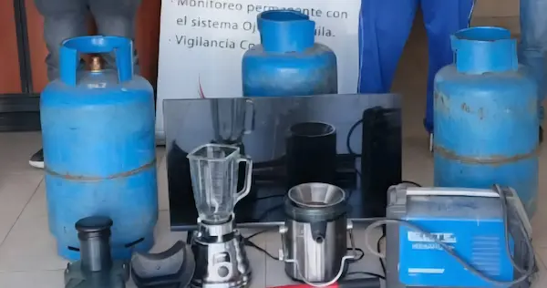 Parte de los artículos sustraídos por los 3 sujetos