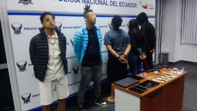 5 personas detenidas por portar armas y droga en Ambato.
