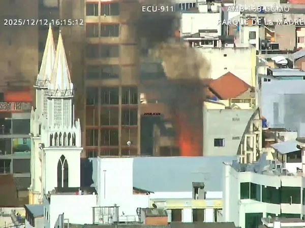 Incendio de edificio en pleno centro de Ambato