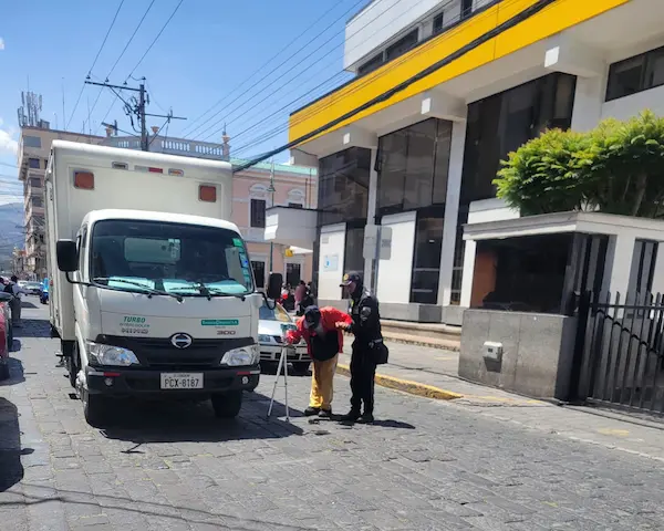 Agente dejó sus funciones para ayudar a discapacitado