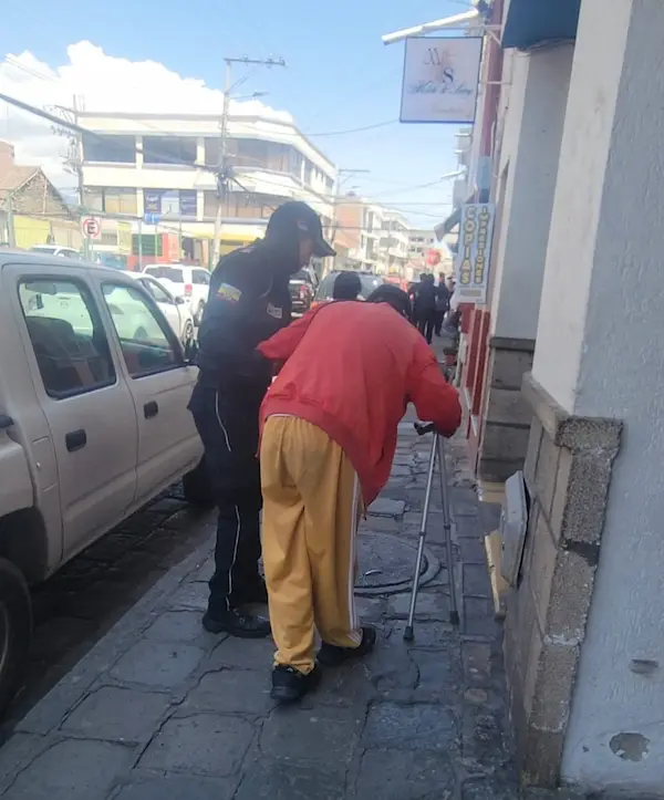 La tarea no solo se quedó en cruzar la calle, lo encaminó hasta su lugar de destino
