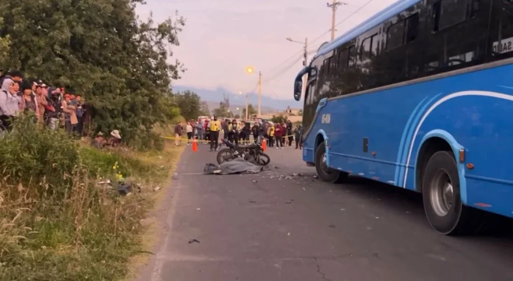 Ambato 2 hombres mueren tras accidente en Huachi Grande.