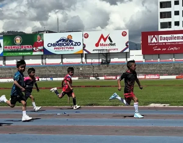 Competencia atlética para niños desde los 3 años en Riobamba.