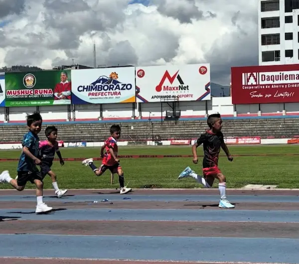 Competencia atlética para niños desde los 3 años en Riobamba.