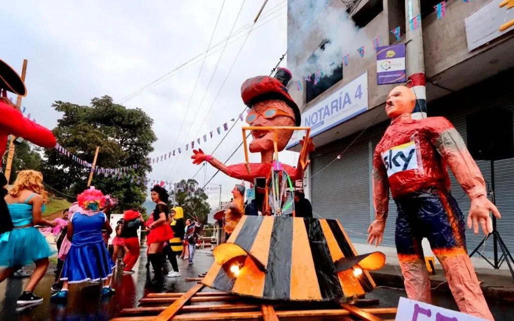 Inscripciones para el concurso de años viejos Guaranda 2025.